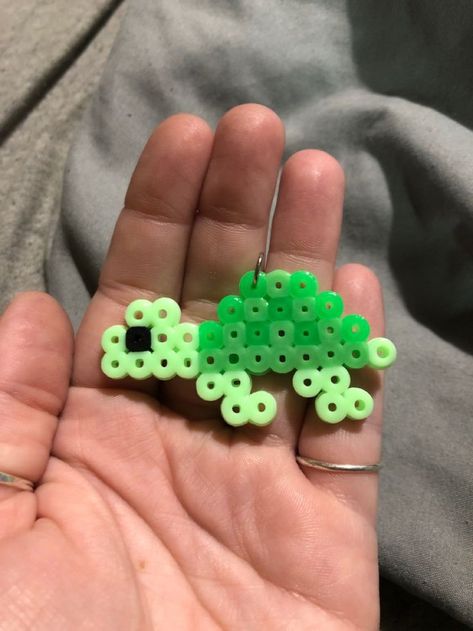 Green Perler Bead Ideas, Iron Bead Designs, Peeler Bead Ideas Aesthetic, Iron Beads Ideas Cute, Iron On Beads Ideas, Cute Hama Bead Ideas, Pyssla Ideas Aesthetic, Pearler Beads Ideas Aesthetic, Iron Beads Ideas