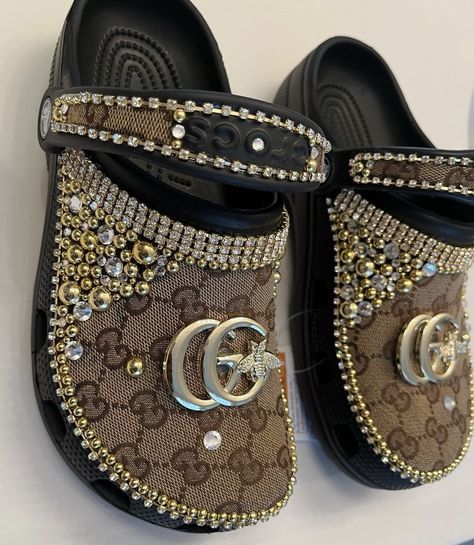 Bedazzled Crocs Shoes Diy, Crocs Business, Customized Crocs Shoes, Gucci Crocs, Custom Crocs Shoes, Diy Bedazzled, Bedazzled Crocs, Designer Crocs, Crocs With Charms