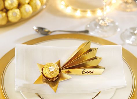 Fai brillare la tua tavola con questa stella cadente Ferrero Rocher.  Scarica la sagoma da ritagliare Ferrero Rocher Gift, Wedding Name Tags, Diy Place Cards, Christmas Place Cards, Edible Crafts, Christmas Place, Wedding Name, Ferrero Rocher, Noel Christmas