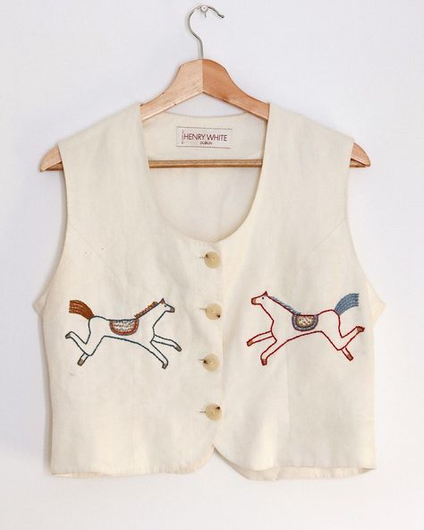 Madeleine Kemsley Illustration’s Instagram photo: “🐎 hand embroidered vintage linen waist coat 🐎 Today I finished embroidering horse número dos onto this little waistcoat! Still undecided…” What To Embroider, Embroidered Horse, Waist Coat, Embroidery On Clothes, Shirt Embroidery, Embroidered Clothes, Vintage Linen, Embroidery Fashion, Dream Clothes