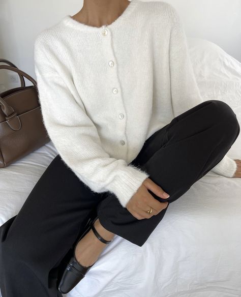 Cardigan Over Sweater, Winter Jackets Women Outfits, White Pant Winter Outfit, White Button Cardigan Outfit, One Button Cardigan Outfit, White Pullover Outfit, Buttoned Cardigan Outfit, Comfy Casual Work Outfits, Wool Cardigan Outfit