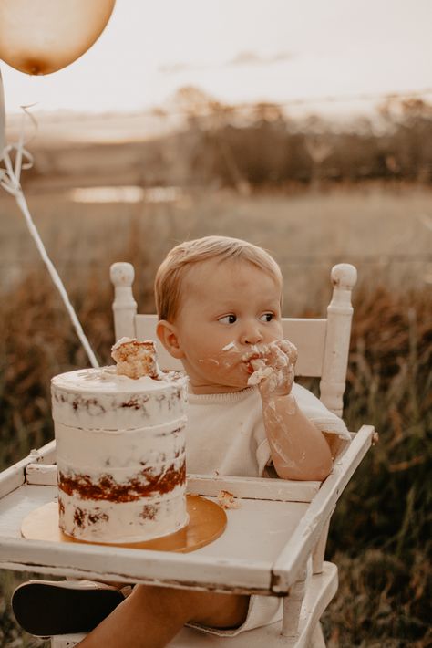 One Year Old Field Pictures, Baby Boy First Birthday Photo Shoot Outdoor, First Birthday Pictures Winter, First Birthday Shoot Outdoor, First Birthday Picnic Photoshoot, Outdoor Cake Smash Boy, Outdoor Smash Cake Photoshoot, Cake Smash Outside, First Birthday Photo Shoot Ideas Outdoor