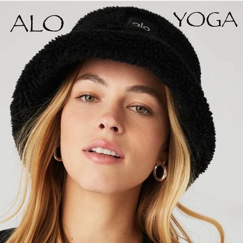 ALO YOGA Foxy Sherpa bucket hat black Rains Raincoat, Ribbons For Hair, Sherpa Bucket Hat, Fuzzy Bucket Hat, Chunky Belt, Winter Wishlist, Bucket Hat Black, Moto Leggings, Skirt Trends