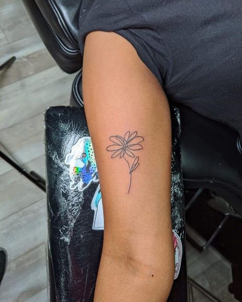 White Daisy Tattoo, Daisy Tattoo Ideas, Inside Bicep Tattoo, Daisy Tattoos, Black And White Tattoos, Tattoos 2022, Daisy Tattoo Designs, Daisy Flower Tattoos, Simple Flower Tattoo