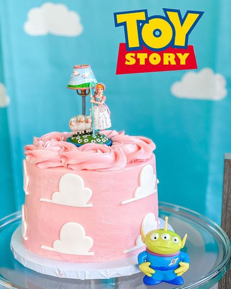 Natalie Martin, Disney Baker’s Instagram post: “Bo peep smash cake💞 I'm loving the Toy Story clouds against the light pink😍😍 I'm more of a Bro's over bo's 😂😂 when it comes to @toystory 4…” Bo Peep Party, Toy Story Clouds, Bo Peep Toy Story, Toy Story Birthday Cake, Peeps Cake, Toy Story Bday, Toy Story Party Decorations, Toy Story Theme, 4th Birthday Cakes