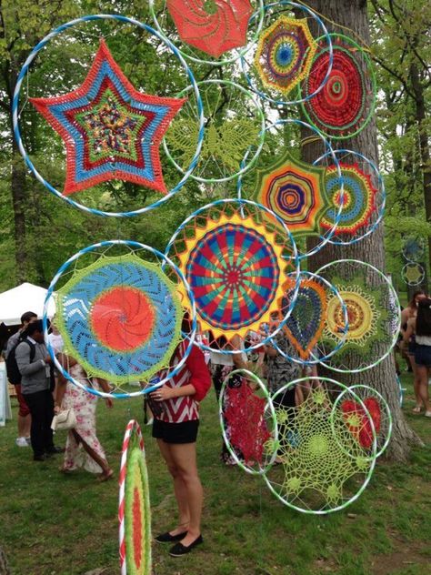 Hula Hoop Weaving, Deco Nature, Collaborative Art, Crochet Mandala, Diy Easy, Hoop Art, Teaching Art, Yarn Art, A Group