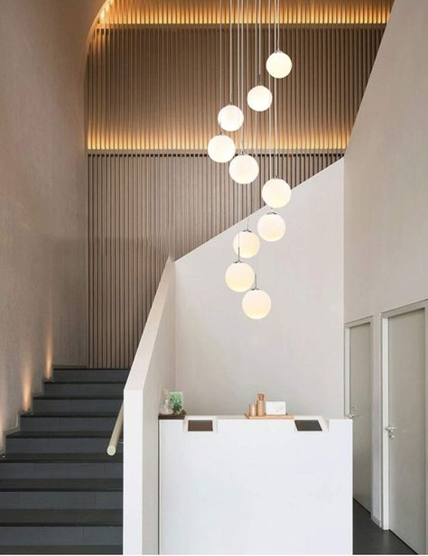 Hanging Lamp Staircase, Modern Hanging Chandelier, Modern Chandelier Hallway, Modern Stairwell Lighting, Scandinavian Chandelier Entryway, Modern Chandelier Staircase, Staircase Lamp Ideas, Chandelier Above Stairs, Chandelier Over Stairs