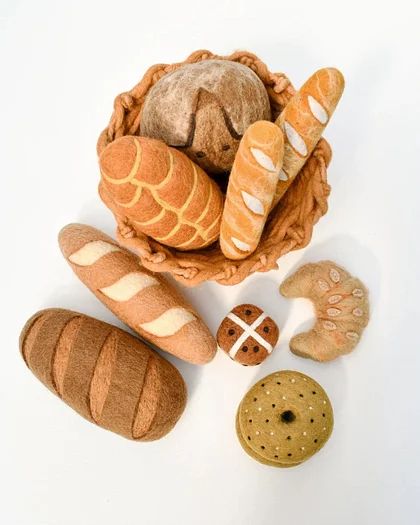 Kitchen Play French Loaf Bread, Parisian Bakery, Picnic Setup, French Bread Loaf, French Loaf, Felt Food Patterns, Felt Food Diy, Play Food Set, Pretend Play Food