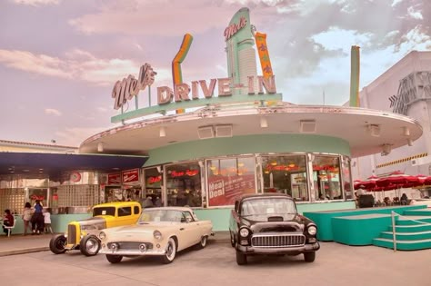 Test your knowledge of U.S. soda with our pop quiz: 50s Wallpaper, Diner Aesthetic, Car Hop, 50s Aesthetic, Movie Cars, American Graffiti, American Diner, Retro Diner, Pop Quiz