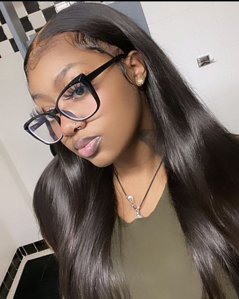 Glasses Frames For Long Faces, Baddie Glasses Frames, Eye Glasses Black Women, Glasses On Black Women, Glasses Frames For Black Women, Baddie Glasses, People With Glasses, Glasses Inspiration, Cute Glasses