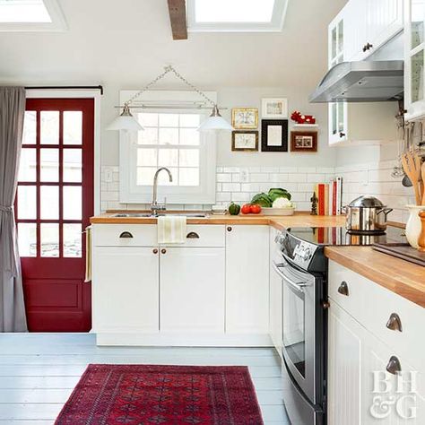 Kitchen Colors With White Cabinets, Painted Kitchen Floors, Cottage Cabinet, Cottage Kitchen Ideas, Cottage Kitchen Cabinets, Trendy Kitchen Colors, Cottage Kitchen Design, Country Cottage Kitchen, Wooden Countertops