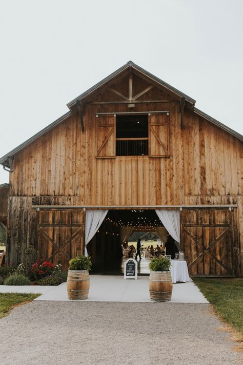 Western Wedding Palette, Pole Barn Wedding, Barns For Weddings, Barn Wedding Venue Ideas, Barn Style Wedding, Wedding In A Barn, Wedding Barns, Modern Barn Wedding, Wedding Venue Barn