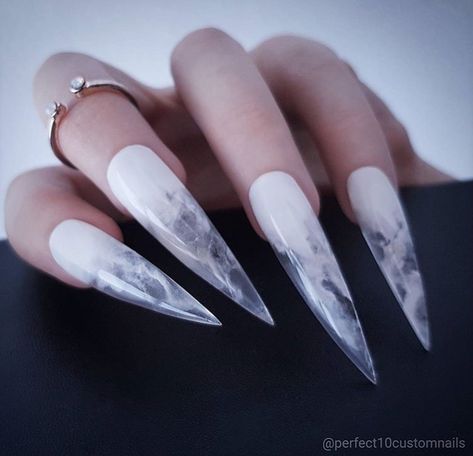 White Stiletto Nails, Stiletto Nails Short, Long Red Nails, Pointed Nails, Stiletto Nails Designs, Oval Nails, Chic Nails, Stiletto Nails, Long Acrylic Nails