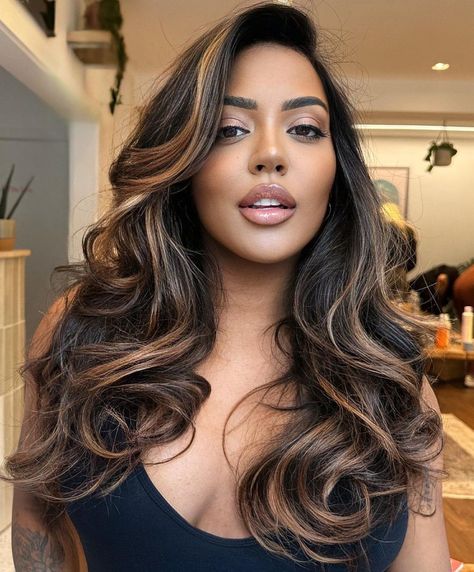 Black Hair with Caramel Brown Highlights Caramel Brown Hair Color, Spring Hair Color Trends, Caramel Brown Hair, Balayage Hair Caramel, Rambut Brunette, Black Hair Balayage, Honey Brown Hair, Brown Hair Inspo, Hair Color Caramel