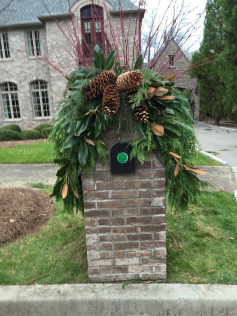 Christmas Brick Mailbox Ideas, Brick Mailbox Christmas Decorations, Brick Mailbox Christmas Decor, Mailbox Christmas Decorations, Winter Landscaping, Christmas Mailbox Decorations, Mailbox Decorations, Subdivision Entrance, Stone Mailbox