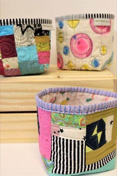 The best quilted bucket tutorial around. Step by step pictures make it easy to follow and they make great gifts! Fabric Bucket Pattern, Fabric Buckets Diy Free Pattern, Fabric Baskets Diy Free Pattern, Stitch Pots, Fabric Boxes Tutorial, Fabric Vessels, Quilt Basket, Quilted Basket, Bucket Bag Pattern