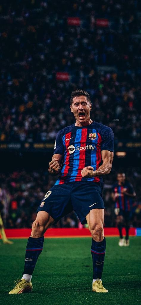 Levandoski Wallpaper Barcelona, Robert Lewandowski Wallpapers, Barcelona Lewandowski, Handsome Football Players, Barcelona Players, Barcelona Fc, Robert Lewandowski, Sunset Wallpaper, Animal Wallpaper