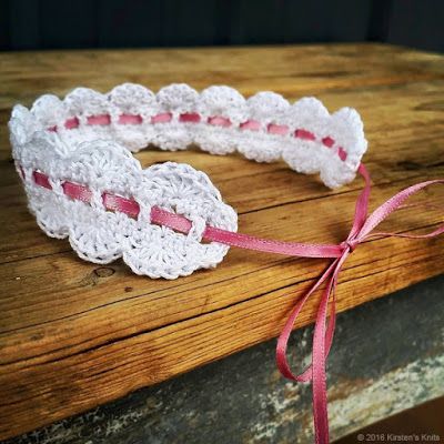 This dainty headband is easy to work up, and perfect for those who are just starting to experiment with crochet thread. Baby Lace Headband, Crochet Flower Headbands, Crochet Hairband, Baby Headbands Crochet, Baby Crochet Patterns Free, Crochet Headband Pattern, Crochet Hair Accessories, Crochet Thread, Baby Bonnet