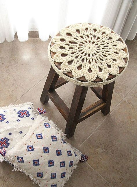 simple elegant idea Stool Cover Crochet, Stool Covers, Crochet Pillows, Crochet Kitchen, Crochet Cushions, Crochet Home Decor, Crochet For Home, Crochet Motifs, Crochet Doily