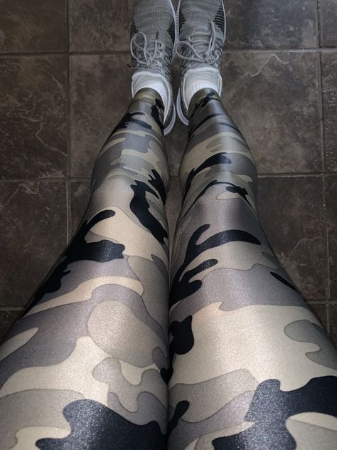 How To Style Camo Leggings, Camo Girl Outfits, Leggings Styling, Types Of Leggings, Adidas Leggings Outfit, Tights And Sneakers, Lycra Leggings, Camouflage Leggings, Stockings Heels