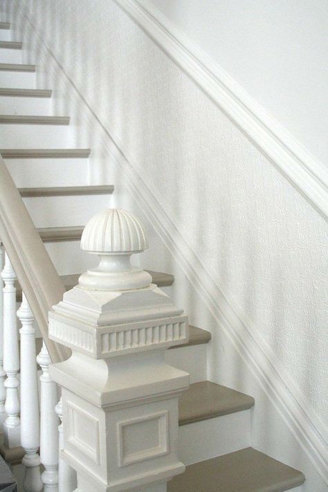 Grey Painted Stairs, Hallway Painting, Foto Scale, Stairs Colours, Gray Stairs, Painted Staircases, White Stairs, Handrail Design, Staircase Makeover