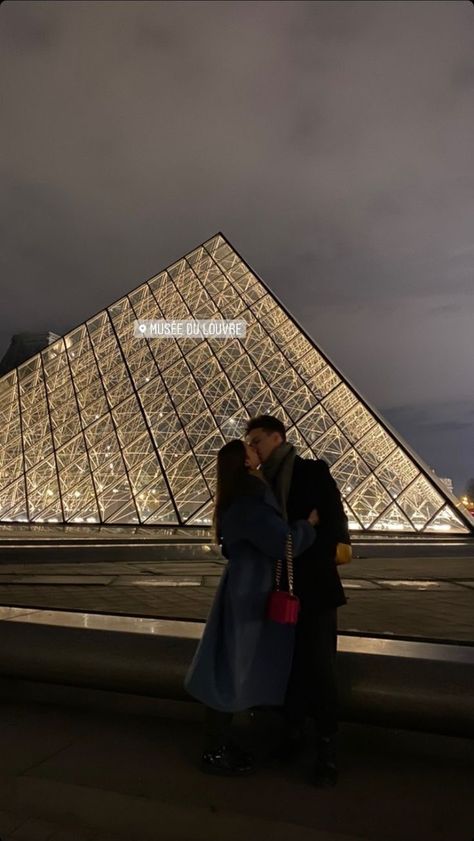 Planning Future With Boyfriend, England Couple Aesthetic, Paris Aesthetic Boyfriend, Aesthetic Places To Visit In Paris, Paris Picture Ideas Couple, Couple Paris Photos, Europe Couple Aesthetic, Paris Aesthetic Couple, London Couple Aesthetic