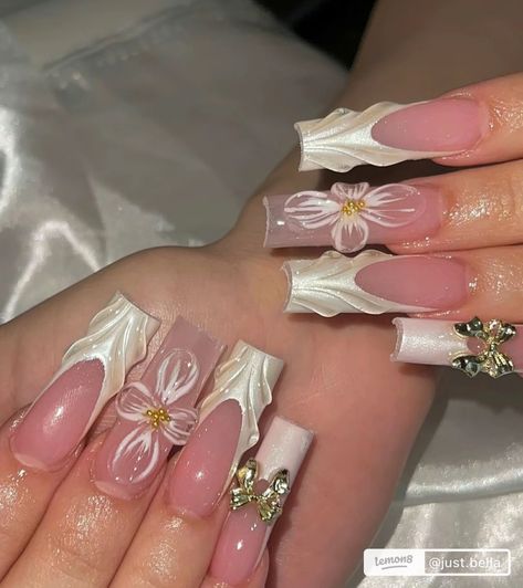 Wedding Nails 3d, Nails Gold Charms, Gel Flower Nails, Pearl Wedding Nails, French Tip Nails White, Nails 3d Gel, Charms Nails, Ongles Beiges, Nails Pearl