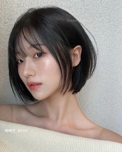 Short Hair Korean Style Bob, Cute Short Haircuts Asian, Short Hair Women Asian, Asian Short Hair With Bangs Round Face, Asian Bangs Short Hair, Kpop Bob Haircut, Short Bob Korean, Ulzzang Short Hair With Bangs, Side Bangs Short Hair Round Face