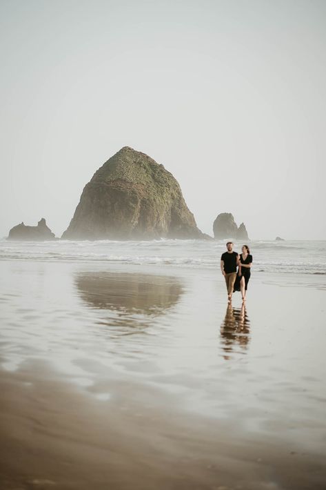 Cool Engagement Photos, Engagement Announcement Ideas, Aesthetic Engagement Photos, Engagement Photos On The Beach, Oregon Aesthetic, Aesthetic Engagement, Engagement Announcement Photos, Adventure Engagement Photos, Ecola State Park