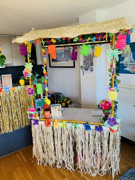 Tropical Parade Float Ideas, Hawai Party Decoration, Tiki Bar Party, Tiki Birthday Party, Moana Birthday Party Cake, Parade Float Decorations, Hawaii Themed Party, Bar Deco, Floating Decorations