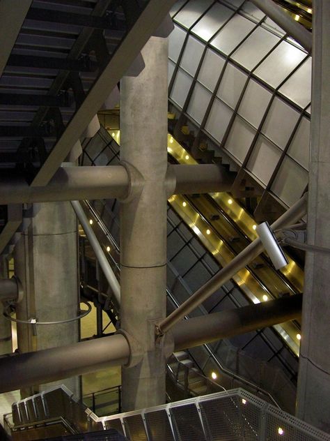 Westminster Underground Station / Hopkins Architects (Previously Michael Hopkins and Partners) Futuristic Metro Station, Battersea Power Station Interior, Metro Station Architecture, Hopkins Architects, Westminster Station, Irish Architecture, London Underground Tube, Tube Station, London Underground Stations