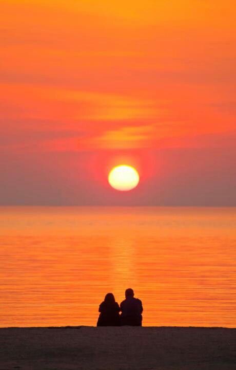 Sunset Love Aesthetic, Orange Couple Aesthetic, Couple Sunset Pictures, Couple In Sunset, Sunset Couple Pictures, Couple At Sunset, Beach Aesthetic Sunset, Couple Sunset, Beach Romance