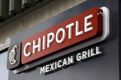 Chipotle Mexican Grill started in 1993 with the simple idea that food served fast did not have to be a typical fast food experience. By the time McDonald's fully divested itself from Chipotle in 2006, with more than 2,000 locations, Chipotle had a net income of US $475.6 million and a staff of more than 45,000 employees in 2015. Chipotle Order, Chipotle Mexican Grill, Grill Logo, Gmo Foods, Mexican Grill, San Francisco Restaurants, Grill Restaurant, Carpet Cleaning Hacks, Western Washington