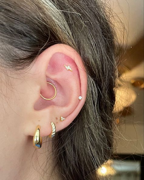 Flat And Daith Piercing, Flat Piercing Ears, Mid Helix Piercing Ideas, Daith Piercing Ideas, Ear Piercings Flat, Flat Piercing Ideas, Flat Ear Piercing, Flat Piercing, Tragus Daith