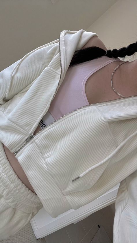 Crop Zipper Hoodie Outfit, Small Zip Up Hoodie Outfit, How To Style Cropped Hoodie, White Cropped Hoodie Outfit, Cropped Zipper Hoodie Outfit, White Zip Up, White Cropped Zip Up Hoodie Outfit, Cropped Hoodie Aesthetic, White Cropped Sweater Outfit