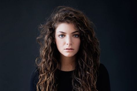 Lorde | Hair Inspiration Lorde Hair, Lorde, Hair Envy, Long Curly Hair, Curly Girl, Long Curly, Girl Crush, Henna Designs, Hair Looks