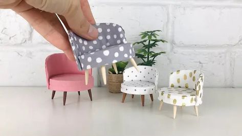 Diy Modern Dollhouse Furniture, Miniature Chair Diy Tutorials, Barbie Chair Diy, Miniature Chair Diy, Doll Chair Diy, Round Dollhouse, Barbie Furniture Tutorial, Miniature Chairs, Dollhouse Furniture Tutorials