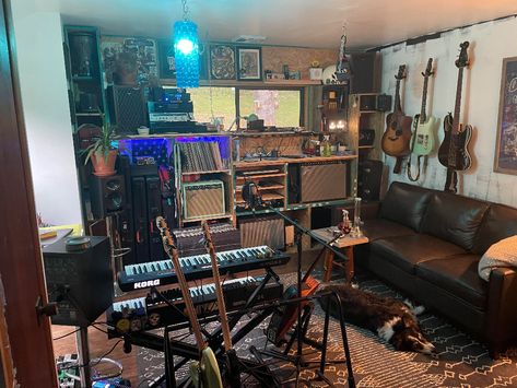 Live Gig Aesthetic, Music Battlestations, Grunge Music Room, Garage Music Studio, Vault Aesthetic, Small Music Studio Ideas, Small Music Studio, Music Living Room, Bedroom Music Studio