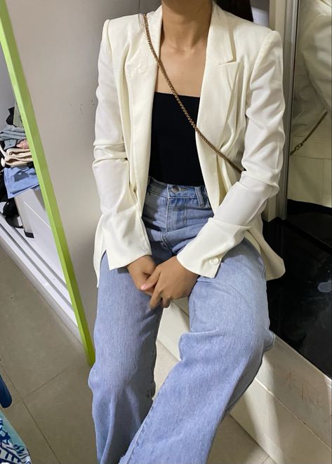 Comfortable fit ready for some errands White Cropped Blazer Outfit, Blazer Summer Outfits, Black Crop Top Outfit, White Cropped Blazer, Cropped Blazer Outfit, Outfit Advice, White Blazer Outfits, Black Top Outfit, Blazer Crop