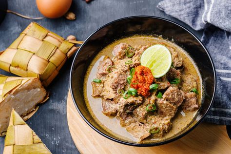 Mau Banyak Atau Sedikit Lauknya, 6 Macam Soto Ini Tetap Lezatnya Tiada Dua | merdeka.com Boiled Beef, Beef Tripe, Taco Sauce, Beef Liver, Recipe Ingredients, Fried Onions, Makassar, Lemon Grass, Ingredients Recipes