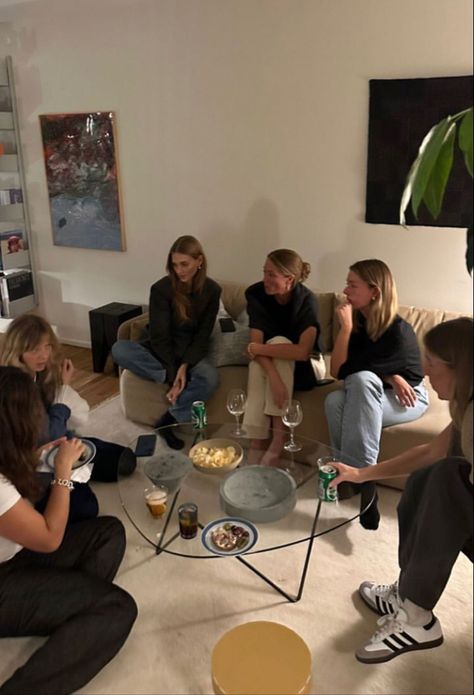 Scandinavian dinner party scandi girls fashion college party aesthetic board game night sleepover aesthetic Uni Life, Home Aesthetic, Friends Gathering, Gal Pal, Friendship Goals, New Energy, Dream Board, Future Life, Life Goals