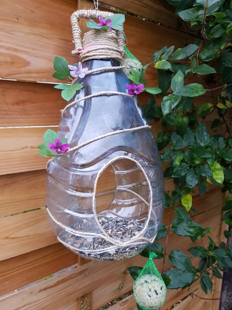 Plastic Bottle Crafts Diy, Bird Feeder Craft, Homemade Bird Feeders, Bird House Feeder, Plastic Bottle Art, Diy Bird Feeder, Diy Birds, Diy Bottle Crafts, Bird Houses Diy