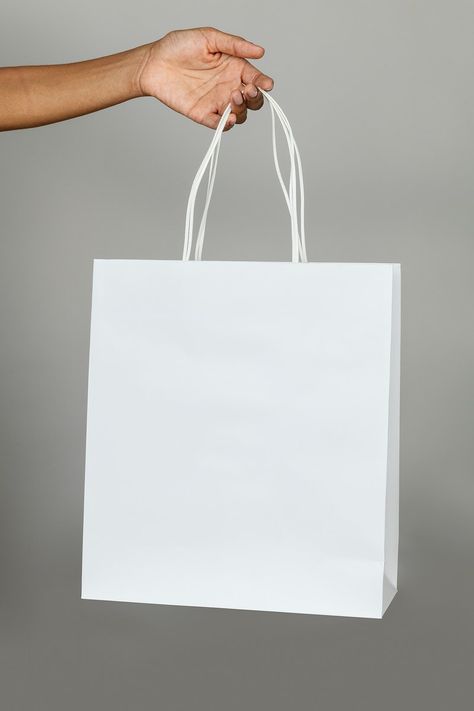 Black woman holding a white paper bag mockup on a gray background | free image by rawpixel.com / Jira Paper Bag Mockup, Graphic Design Mockup, Sublimacion Ideas, Paper Bag Design, Design Mockup Free, Bag Mockup, Branding Mockups, Packaging Mockup, Mockup Templates