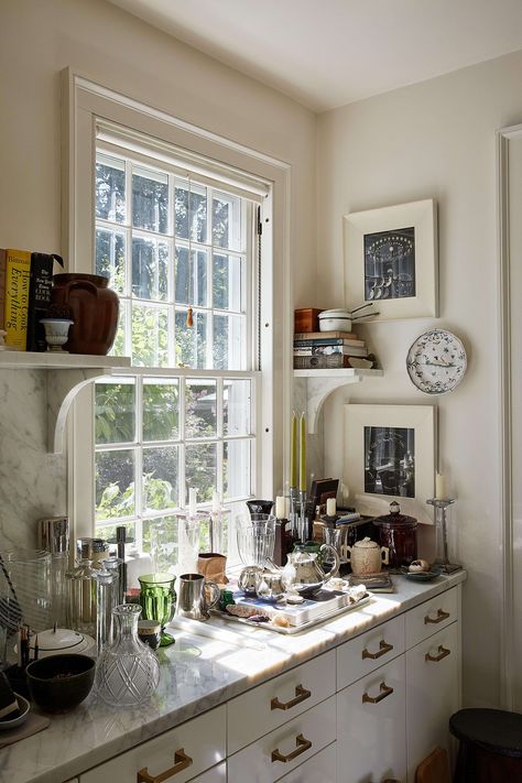 butlers pantry with silver vases and glassware Cozy Flat, Thomas Obrien, Wood Burning Oven, Thomas O'brien, Outdoor Oven, Outdoor Dining Room, Country Cottage Decor, Weekend House, Classic Kitchen