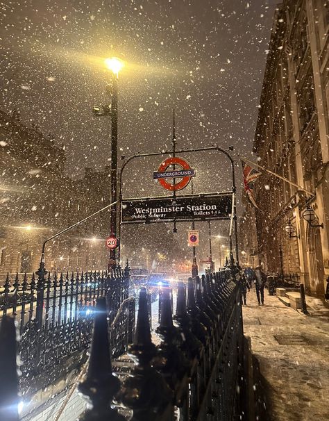 Snowy London, December Vibes, Westminster Station, British Winter, Comfy Aesthetic, London Snow, Winter London, December Ideas, Uk Winter