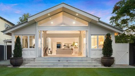 REAL ESTATE: 35 Emma, Kalinga Hamptons House Exterior, Cafe Interiors, Hamptons Style Homes, Weatherboard House, Hamptons Style Home, Hamptons House, Beach House Design, Hamptons Style, Dream House Exterior