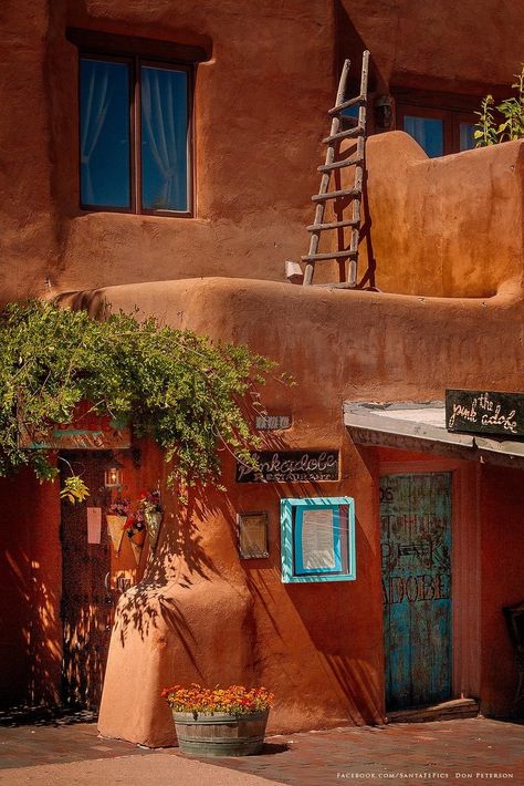 Adobe Paintings, Santa Fe Style Decor, New Mexico Aesthetic, Southwest Aesthetic, Sante Fe New Mexico, Mexico Homes, Mexico Photos, Art Buildings, Mexico Pictures