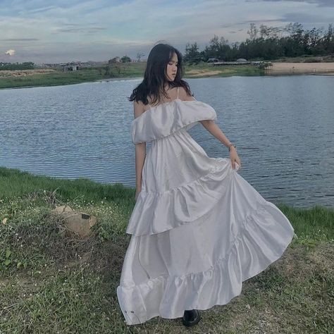 White Flowy Dress Aesthetic, Long Flowy Dress Aesthetic, Big Flowy Dress, Pretty Flowy Dresses, Elegant Dresses White, Flowy Outfits Aesthetic, Flowy Dress Aesthetic, Korean White Dress, Aesthetic White Dress