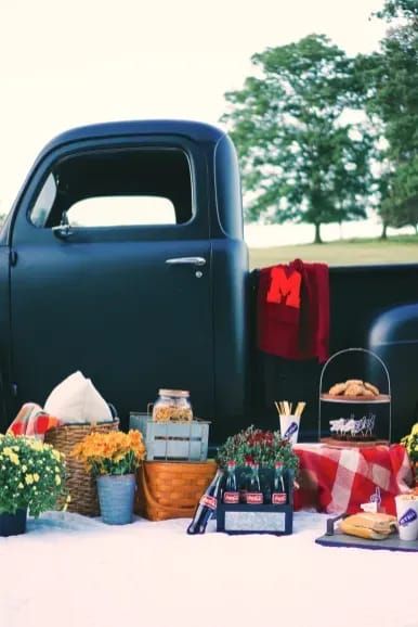 A vintage inspired tailgate! Full of ideas for fall tailgate season. #tailgate #fall Cute Snack Ideas, Vintage Tailgate, Fall Tailgating, Tailgate Ideas, Letterman Sweaters, Fall Entertaining, Table Setting Decor, Cute Snacks, Fall Tablescapes