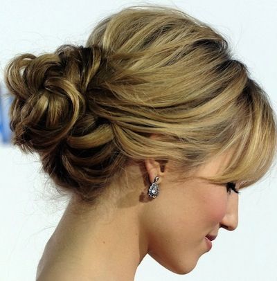 Pretty Side Bun with Bangs Hairstyles With Bangs Updo, Bangs Updo, Greek Hair, Side Bun Hairstyles, Wedding Hairstyles Medium Length, Mother Of The Bride Hair, Elegant Wedding Hair, Side Hairstyles, Peinados Recogidos